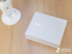 白色華碩ZenFone Zoom賞析 最薄光學變焦