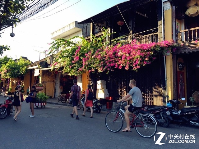 去旅行最苦楚的莫過于行李，在世紀(jì)寒流席卷國內(nèi)的情況下，去到溫度適合的越南峴港，行李挑選比較困難。所以糾結(jié)之后，我決議減輕其他不必要的重型配備，例如單反、筆記本等，轉(zhuǎn)而用愈加快捷便利的手機(jī)拍照和處理相片，因而挑選了vivo在剛剛推出的年度旗艦產(chǎn)品夠快才痛快vivo X6。