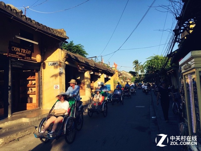 迦南島完畢之后，天然便是彼岸的會(huì)安古城。這兒個(gè)人主張，不需要額定買票進(jìn)入古城，只需有給力的走位，你也能夠免費(fèi)游歷。