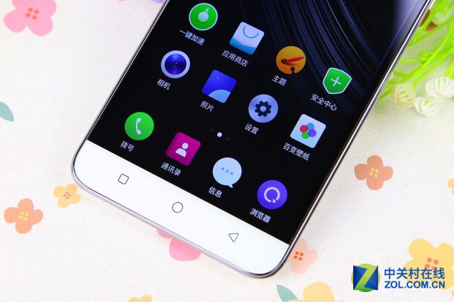 大神Note3高配版搭載了MT6753八核64位處理器，主頻1.3GHz；運(yùn)轉(zhuǎn)內(nèi)存方面達(dá)到了3GB，大神Note3高配版裝備了5.5英寸豪情屏幕，以及1300萬(wàn)像素?cái)z像頭。一起全新晉級(jí)的大神Note3高配版還具有強(qiáng)壯的隱私安全防護(hù)才能，而該機(jī)的價(jià)格仍為899元，性價(jià)比非常杰出。