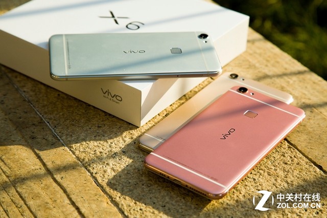 功用上，夠快才痛快vivo X6搭載了vivo依據(jù)Android 5.1深度定制開(kāi)發(fā)的Funtouch OS 2.5體系，具有人性化進(jìn)程辦理、改善的ART虛擬機(jī)機(jī)制、依據(jù)運(yùn)用場(chǎng)景主動(dòng)調(diào)理CPU運(yùn)轉(zhuǎn)形式的CPU場(chǎng)景識(shí)別體系、可以使程序敞開(kāi)速度提高20%的快速呼應(yīng)機(jī)制等等，不光讓體系自帶程序的內(nèi)存占用降低了25%以上，還具有超越三十項(xiàng)的流通性優(yōu)化。