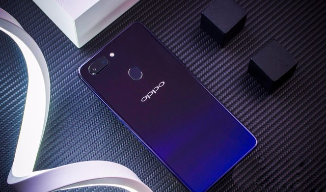 OPPO R15x和OPPO R15外觀比照：